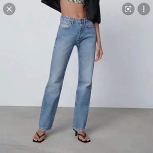 säljer mina mid waist jeans från zara i storlek 34. är för långa på mig som är 163. använda max 5 gånger. köpare står för frakt💕 säljer bara vid bra bud
