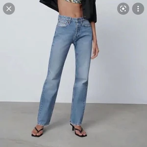 mid waist zara jeans - säljer mina mid waist jeans från zara i storlek 34. är för långa på mig som är 163. använda max 5 gånger. köpare står för frakt💕 säljer bara vid bra bud