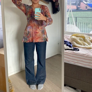 Långärmad tröja! - Tröja i mönster! Knyts där bak! Jag på bilden är M. Mötas på söder annars står köparen för frakt på 45kr ❤️