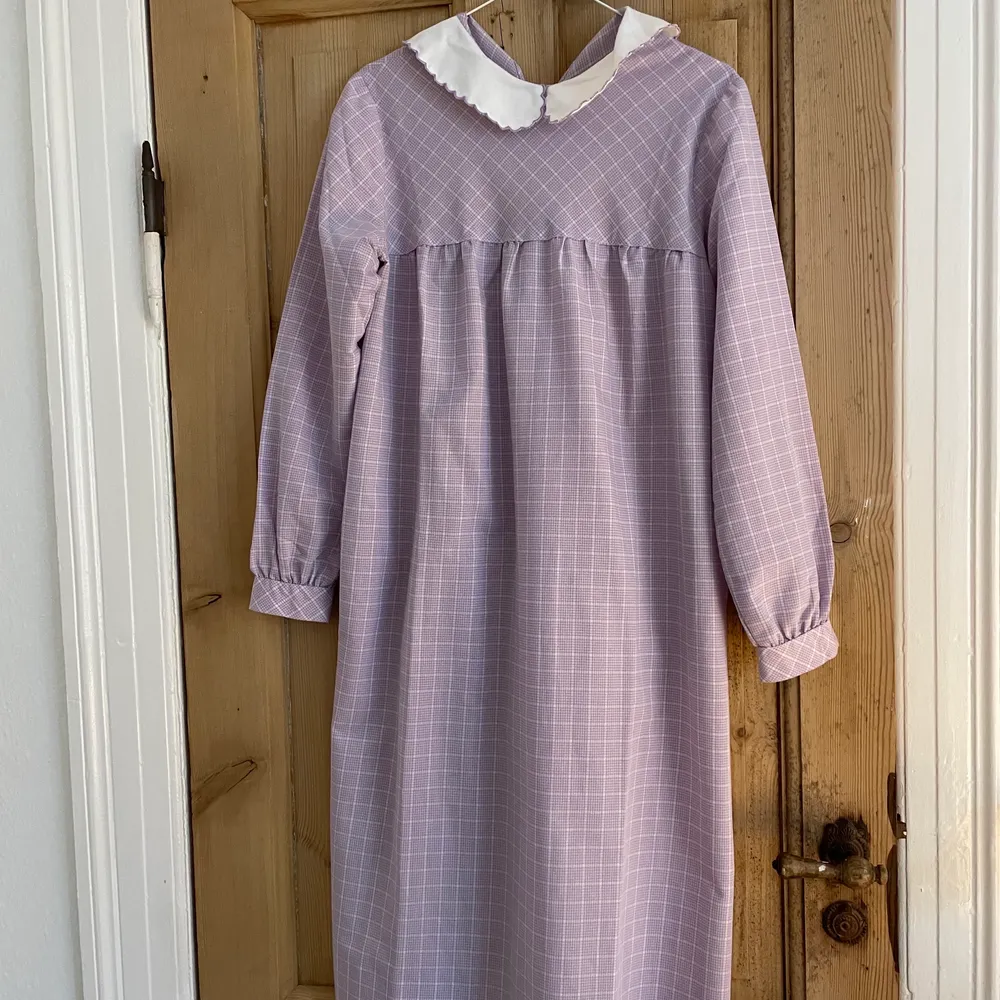 Vintage checked dress bought in Barcelona. Fits a 34-36🌸 light purple and white. Klänningar.