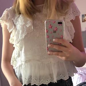 Vit blus - 💗INTRESSEKOLL💗 på min fina vita blus från zara som jag aldrig använder längre💕 tar bara emot bud över 180, obs detta är bara en intressekoll så är inte säker på om jag ska sälja 