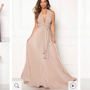 Balklänning - Säljer denna super fina balklänning som jag endast andvänt en gång, storleken är 38 men den passar flera storlekar då man kan knyta banden själv.  Den jag säljer är den första som är i färgen ”latte” som går mot de ljusrosa hållet!! Klänningen går att knyta på många olika sätt som ni ser på bilderna, nypris är 1 099kr😍 priset kan diskuteras vid snabb affär!!