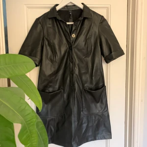 Skinn klänning - Säljer den här as cool skinn klänningen. Riktigt snygg med exempelvis boots till, perfekt nu till hösten. Slutsåld från Zara och i ett super skick!🥰