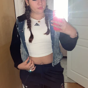 En jeans Jacka  med luva - En jeans jacka med mjukt material på armarna med hem luva har andvänt den en gång 🥰