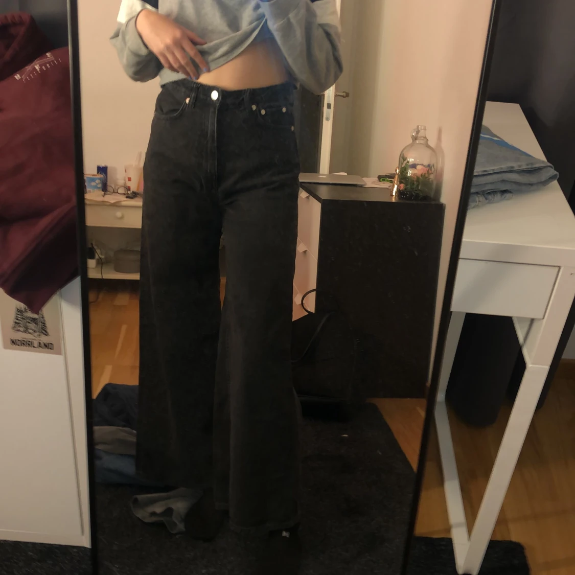 Svarta vida jeans från weekday 