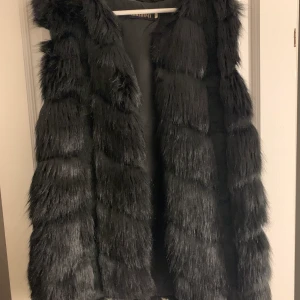 Pälsväst - Svart pälsväst i fint skick!