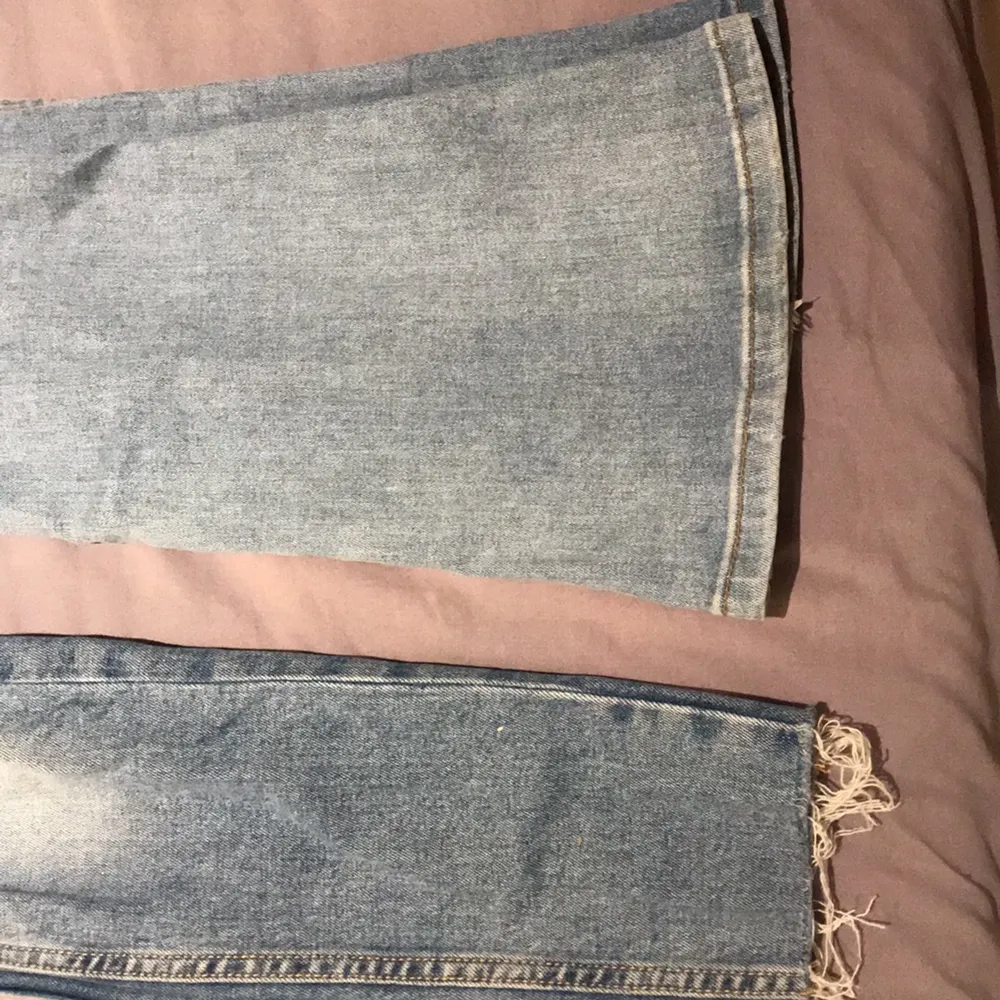 Säljer helt nya jeans ( tagit bort lapp då ja provat dom några gånger men aldrig kommit till användning )🌸 dom smala är ifrån Lager 157 och storlek xxs och bootcut är ifrån Gina Tricot i storlek xs🌸 kan mötas upp i Ludvika eller skickas, frakt tillkommer 🌸. Jeans & Byxor.