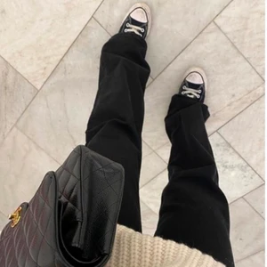 Svarta jeans från monki - Säljer dessa super snygga svarta jeansen ifrån monki. Använd fåtal gånger, bra skicka 💓💕