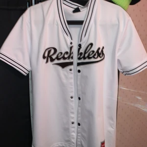 T shirt - Perfekt för street wear eller vad annat du kan inbilla dig för denna fina t shirten. Bra skick haft på mig den några gånger. Både för män och kvinnor!!!