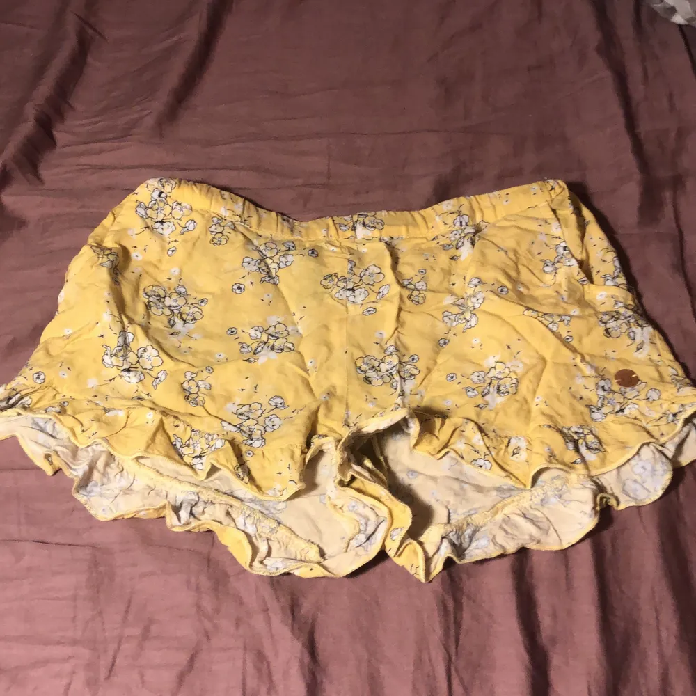Jag säljer de här fina gul-blommiga shorts från kapphal. Satt lite konstigt på mig men ändå fina och sköna, jag har bara använt dessa några gånger och de är i väldigt fint skick. St 158-164. . Shorts.