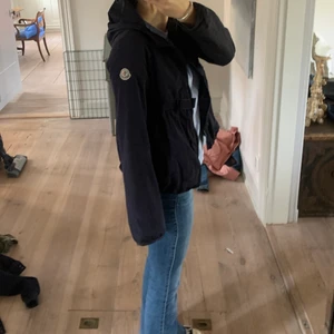 Moncler Jacka - En jättefin marinblå jacka från moncler. Väldigt söt och användbar. Den är köpt i storlek 14 men passar mig som har storlek xs. Skulle säga att den är på gränsen till för liten på mig. Pris för frakt tillkommer💗❤️😍