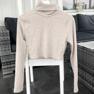 Polotröja  - Säljer denna kortare polotröjan från Nelly då den aldrig kommer till användning. Aldrig använd och lamporna är kvar. 