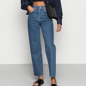 Levis jeans Ribcage straight  - Säljer dem i nyskick då jag behöver pengar och byxorna är lite stora för min smak. Hade annars kunnat tänka mig byta mot ett par levis i mindre storlek! KÖPTES FÖR 1300kr FÖR 3 VECKOR SEN!