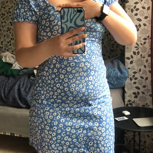 Blå blommig klänning  - Säljer denna blåa blommiga klänning pga att den har blivit för tajt för min smak. Köpt på Shein i sommras