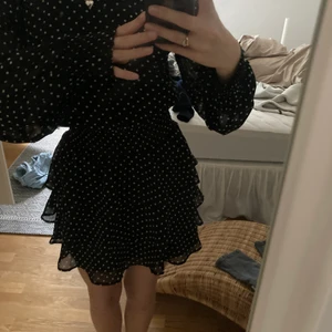 Prickig klänning - Prickig volang klänning från Gina tricot, super fin men kommer inte till användning! 