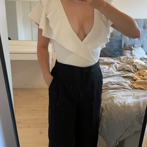 Vit body med volanger  - Fin vit body med volanger från Gina tricot. Tjockt fint material och den är i bra skick. Strl xs. Priset är 150 + frakt💗❤️