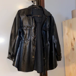 Skinnjacka  - Snygg skinnjacka i strlk L för en oversized passform, så funkar på både M och L. Säljer för 60kr och köparen står för frakten eventuellt mötas upp i hudiksvall. Använd i väldigt bra skick.