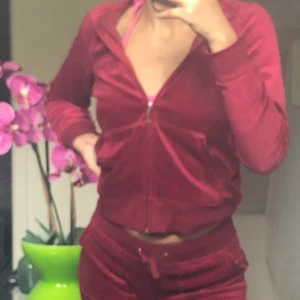 Röda juicy couture set  - Säljer eftersom det inte kommer till någon användning :(  ( sry för suddiga bilder min kamera e bajs 🥲)