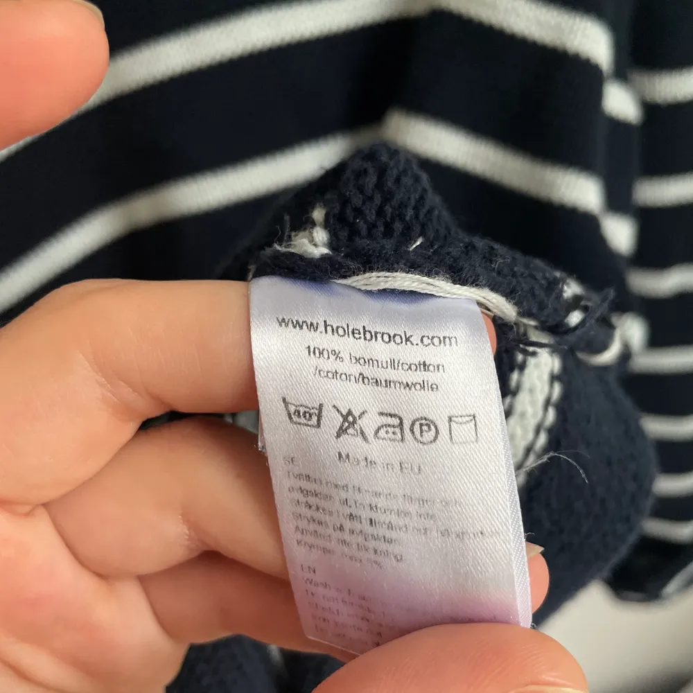Säljer denna Navy-Vit randiga tröjan från Holebrook. Köpt sommaren 2020 för 999kr. Toppkvalitet i bomull.. Stickat.