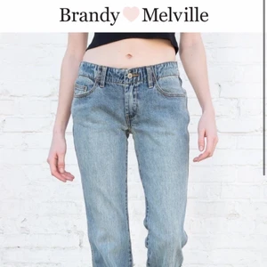 Lågmidjade jeans - Helt oanvända jeans från Brandy Melville😊 säljes pågrund att att dem var i fel storlek🌟 low waisted straight leg🤩 nypriset är 380 kr