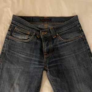 Low-waist vida jeans - Köpte dessa secondhand för 120kr men har ej kommit till mycket användning! Om frågor kontakta mig eller fråga om fler bilder! Rätt stora i midjan, därför knäpper jag dem med hjälp av bandet för skärp på jeansen istället.