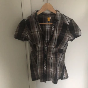 Blus - Rutig blus. Använd 3-4 ggr