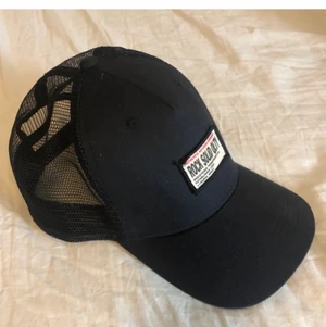 Keps - Säljer en riktigt snygg och trendig trucker keps, ( spetsig på toppen ) ❤️ kontakta mig om ni är intresserade! 💓 köparen står för frakten