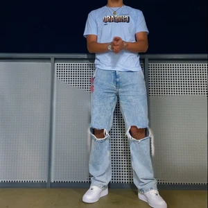 Bershka jeans - Av slappnad bershka jeans i väldigt bra skick, storlek 34/32 och väldigt bra passform! Fraktar över hela Sverige! Köparen står för frakten!☺️