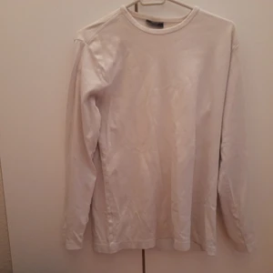 Trøje størrelse s  - Hvid trøje. Ikke nogen huller. Lidt gul ved halsen men ellers er den i fin stand. Jeg er en størrelse M og kan helt fint passe den 