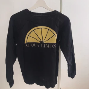 Aqua Limone tröja - Super snygg Aqua Limone tröja, givetvis äkta!🤎 Passar Xs-S. Nypris 1000kr