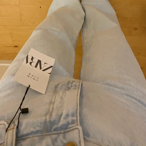 Zara jeans - För fina jeans från zara som aldrig är använda. Säljer pga att jag har ett par likadana redan❤️ Så fin ljus färg perfekt till våren🌸✨❤️Priset går att förhandlas vid snabbaffär❤️