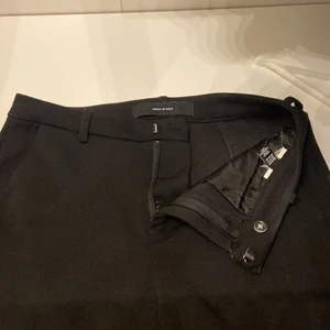 Kostymbyxor - Jätte fina kostymbyxor från vero Moda. Lite lite korta på mig som är 169 men bara jätte lite kan fortfarande använda liksom. Skriv privat för mått och bilder på hur de sitter på !! 🤍🤍🤍