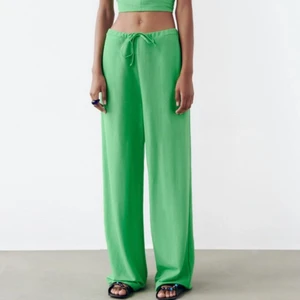 Byxor - Superhärliga gröna byxor med fickor! Storlek M. Skicka gärna ett meddelande vid frågor!