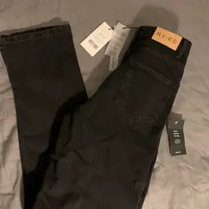 Svarta ekologiska jeans med slits på sidan. Helt oanvända, orginal pris 399. Säljer för att det var för stora för mig och glömde bort retur tiden ❤️