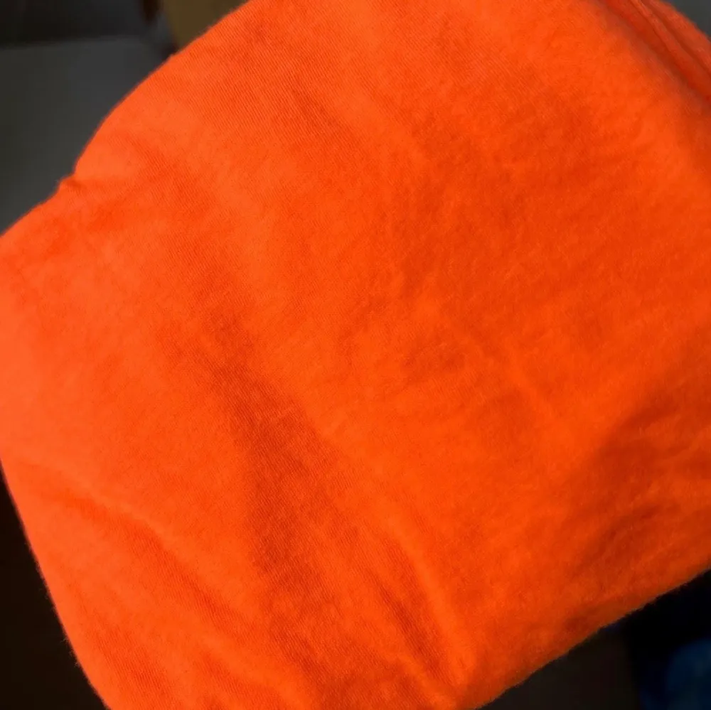 Fint bomulls linne i nyon orange, mycket bra skick, så gott som ny i storlek M, från Egypten. 40kr/st eller flera för 100kr.. Toppar.