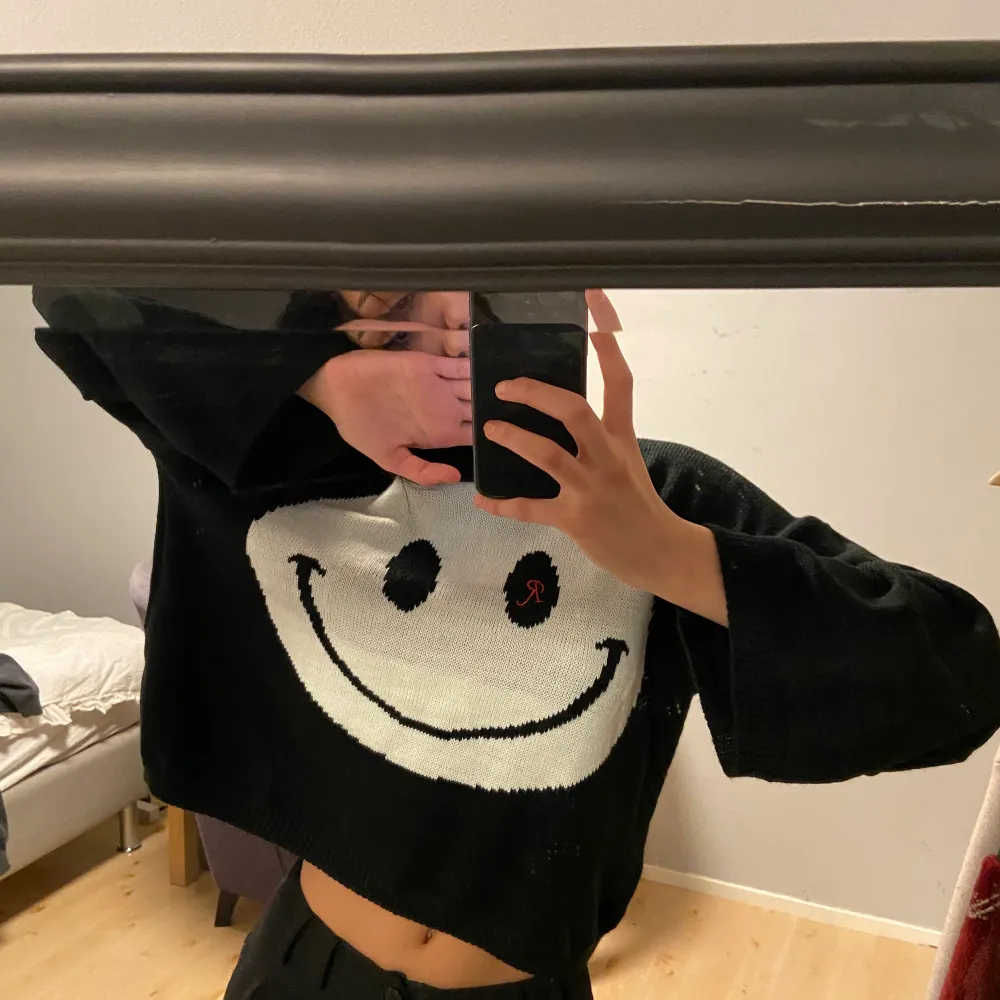 Säljer denna tröja som är helt oanvänd och köpt för 500kr. Skriv för fler bilder. Hoodies.