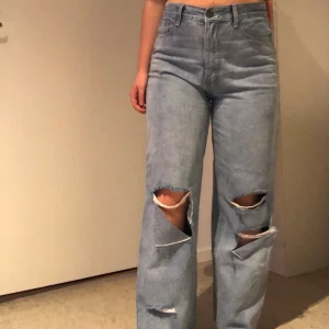 Jeans  - Blåa jeans ifrån Boohoo i fint skick! Frakt tillkommer💕