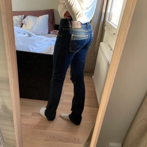 Mörkblå lågmidjade jeans  - Jättesnygga lågmidjade blå jeans. Gammal modell från bikbok. Har en liten ljusare fläck men tycker inte det märks av och en lite defekt på insida lår så skriv ifall ni vill ha närmre bilder på det. BUDA!!