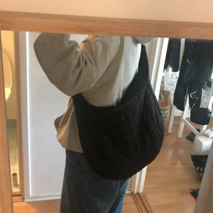 quiltad svart väska - fet svart quiltad väska, köparen står för frakt💚