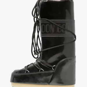 Säljer mina moonbots! - Hej! Jag säljer mina moonboots som jag ungefär använt 3 gånger så dom är nästan som nya! Säljer pga att dom inte kommer till användning 💖