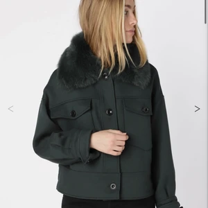 Meotine jacka grön - Intressekoll på min fina meotine jacka i frågan grön. De var två knappar som är lite lösa och lite lite nopprig på något ställe. Fint skick. Först till kvarn. För snabbt köp idag kostar den 2150