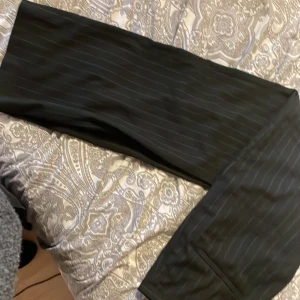 Gråa kostymbyxor  - Jag ska sälja mina kostymbyxor som är i strl 36 för att dom inte passar runt midjan och är för långa , dom är använda ett fåtal gånger och var köpta för någon månad sedan.    (Nypris:500kr)