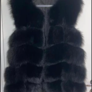 Pälsväst  - Svart pälsväst i äkta päls. Storlek s/m. Andvänd ett få antal gånger.