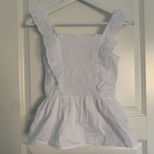 Topp med volang - Säljer denna jättefina och supertrendiga toppen som aldrig kommit till användning👻Nyskick! Superfin till sommaren🐥