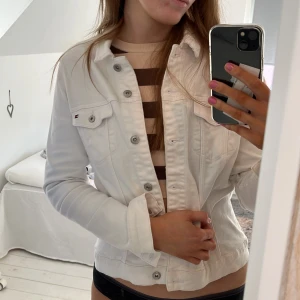 Jeansjacka - Tommy Hilfiger jeans jacka. Köpt på el corte ingles i Marbella. Strl 4 och passar 175cm bra. Använd fåtal gånger. Nypris: 1400kr säljespris: 320kr