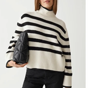 Stickad tröja - Stickad tröja från & other stories! Köpt i höstas för 990kr, men den sitter inte så bra på mig.💞💞