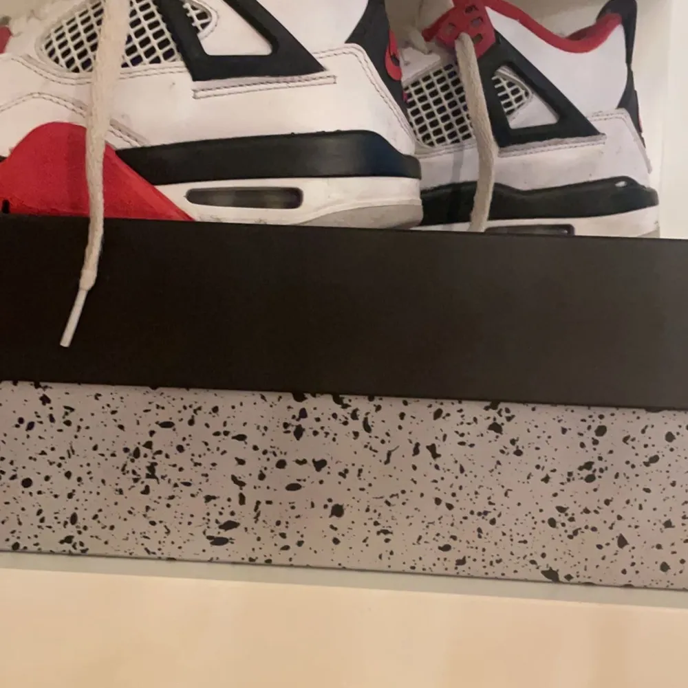 hej. säljer mina jordan 4 fire red. därav att jag inte använder dem. lite cresade och lite smuts på sko snörena som ni ser på bilden. köpta för 3500kr. storlek 37 . Skor.