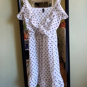 Prickig klänning - Stor i storleken och genomskinligt typ
