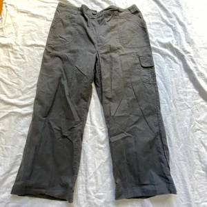 vintage gröna cargo byxor - läs allt innan du frågar!🤍 buda i dm! grönbruna cargos köpta second hand. obs passar petit innerbenslängd 60cm. midja 90cm. baggy fit.