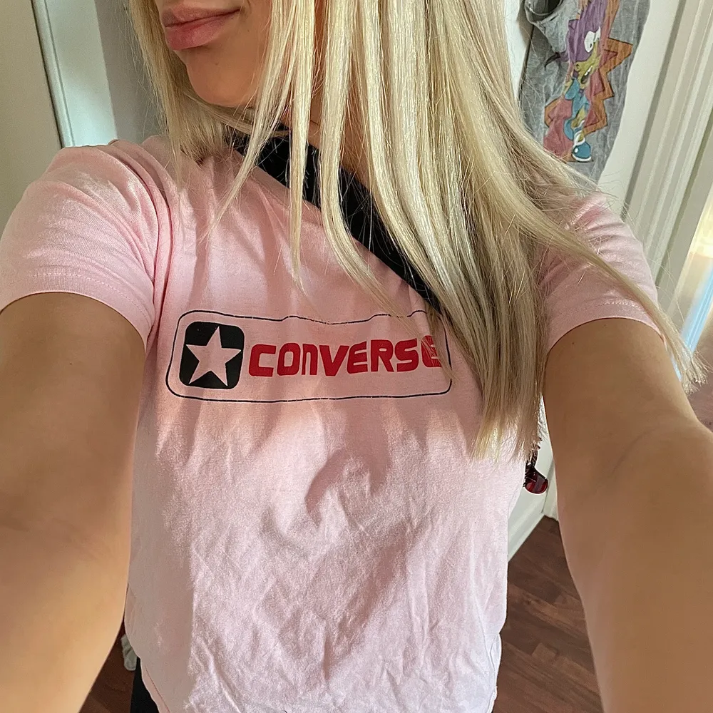 En såååå cool t-shirt från converse!! Fick den av min mamma som köpte den på 90-talet💖 strl S! . T-shirts.